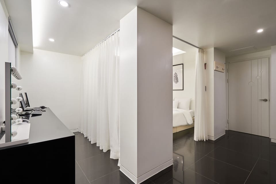 Suite | Premium bedding, desk, blackout drapes, WiFi (free)