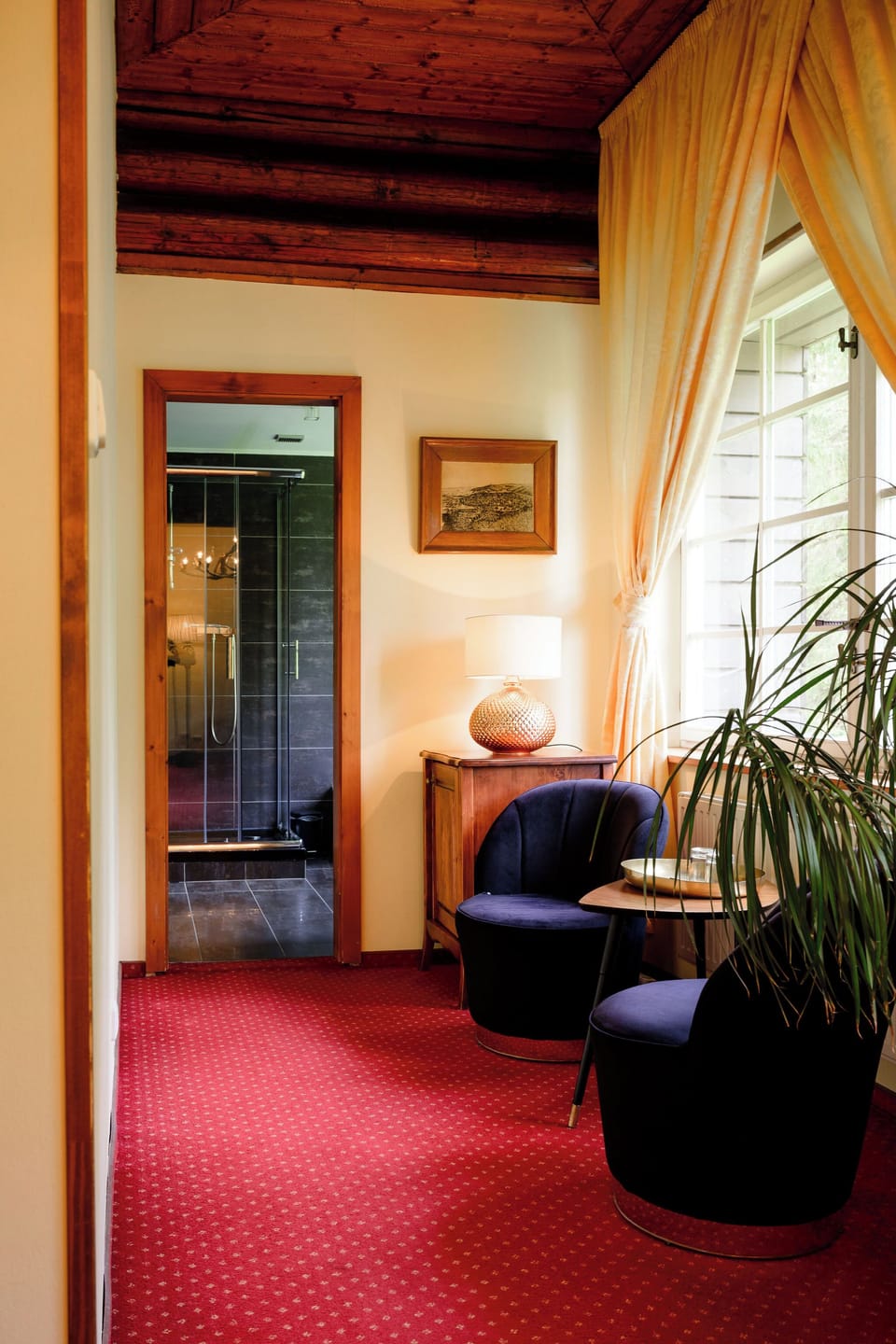 History B3 | Premium bedding, desk, iron/ironing board, free WiFi