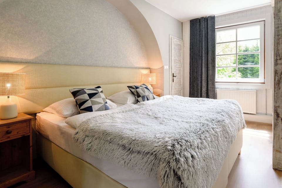 Elegant B4 | Premium bedding, desk, iron/ironing board, free WiFi
