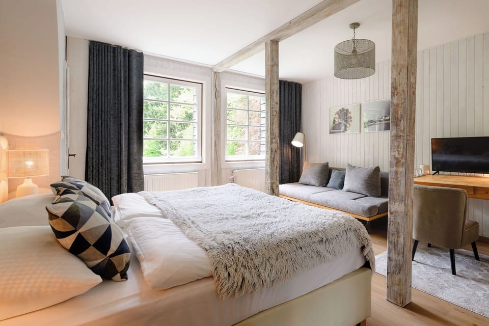 Elegant B4 | Premium bedding, desk, iron/ironing board, free WiFi