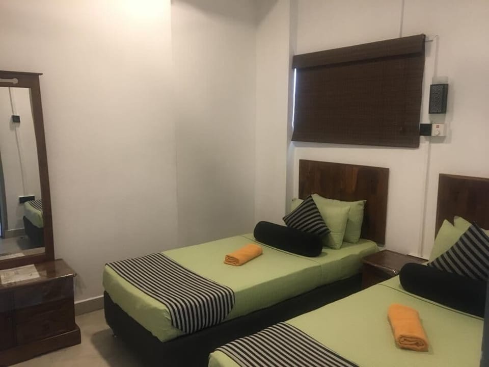 Budget Twin Room with Common Bath | Iron/ironing board, bed sheets