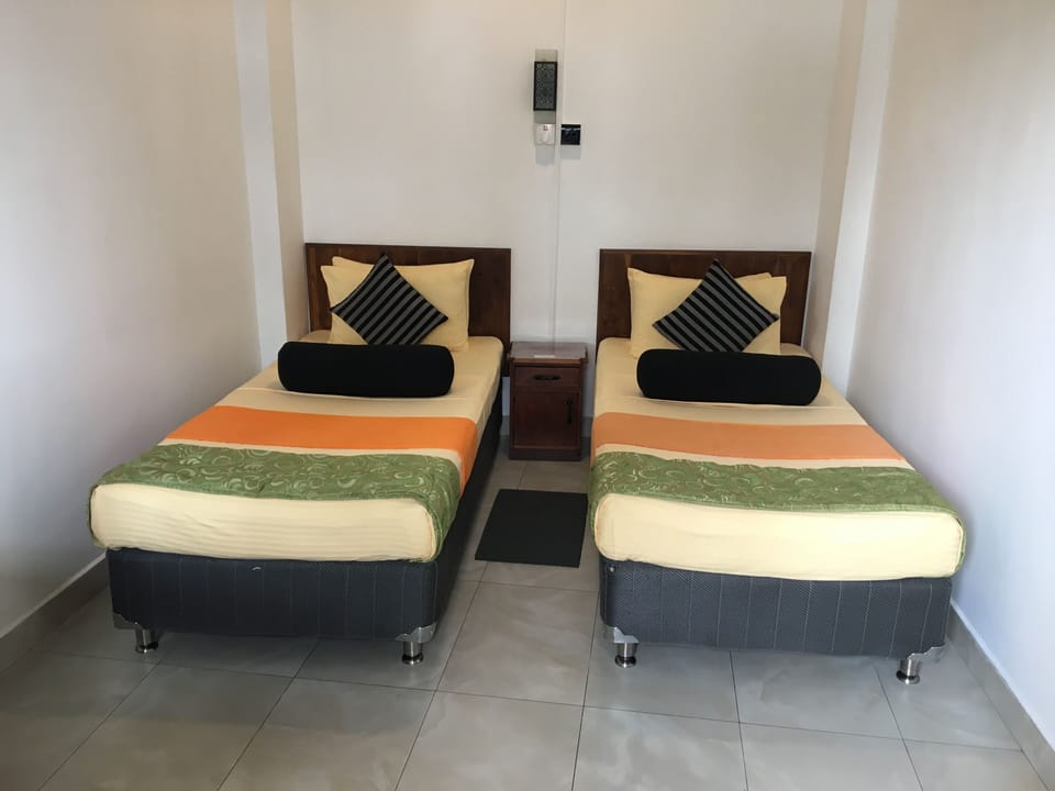 Budget Twin Room with Common Bath | Iron/ironing board, bed sheets
