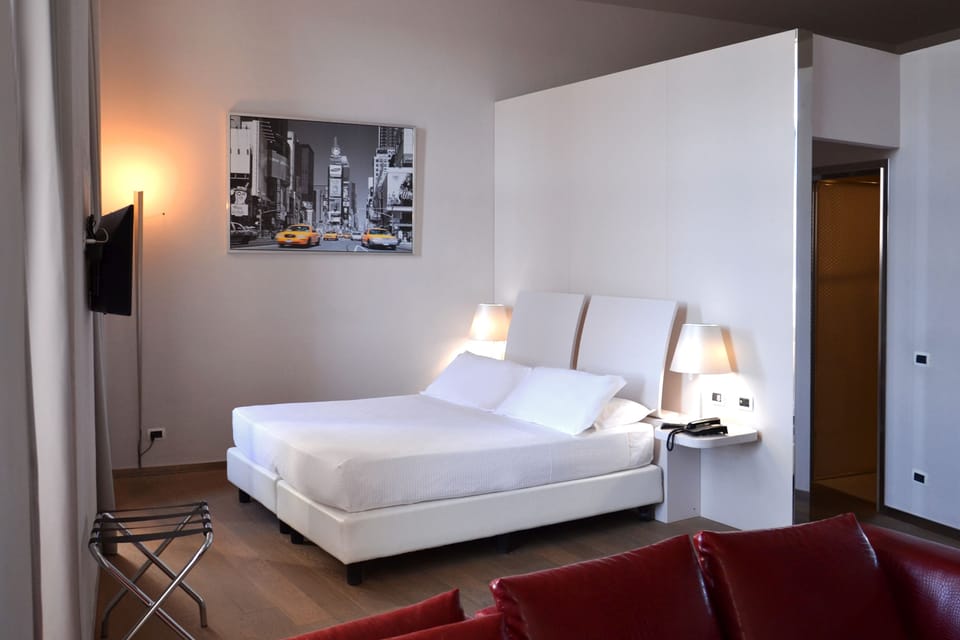 Suite (King) | Frette Italian sheets, premium bedding, minibar, in-room safe