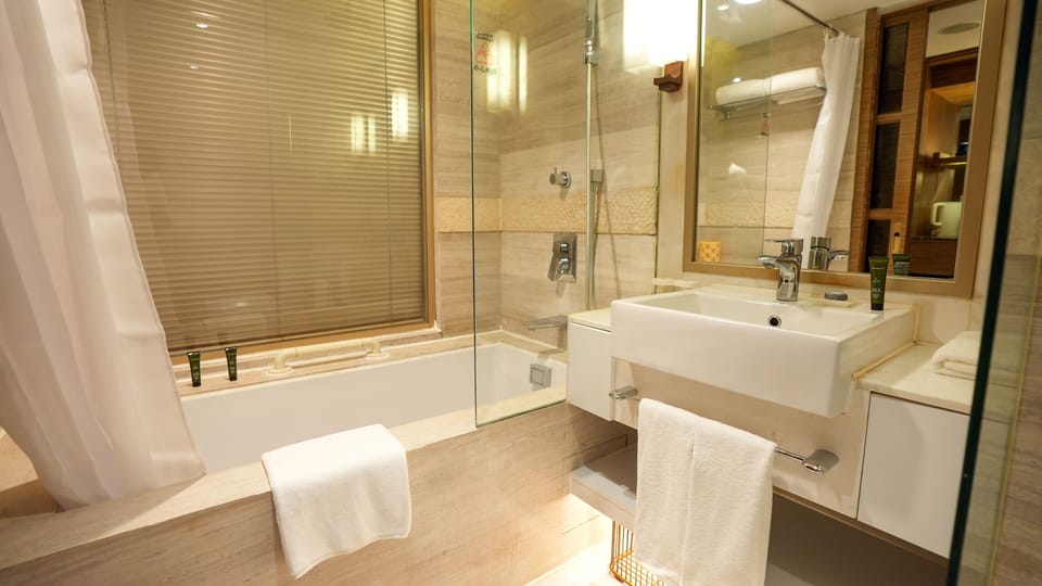 Business Double Room, City View | Bathroom | Hair dryer, bathrobes, slippers, towels