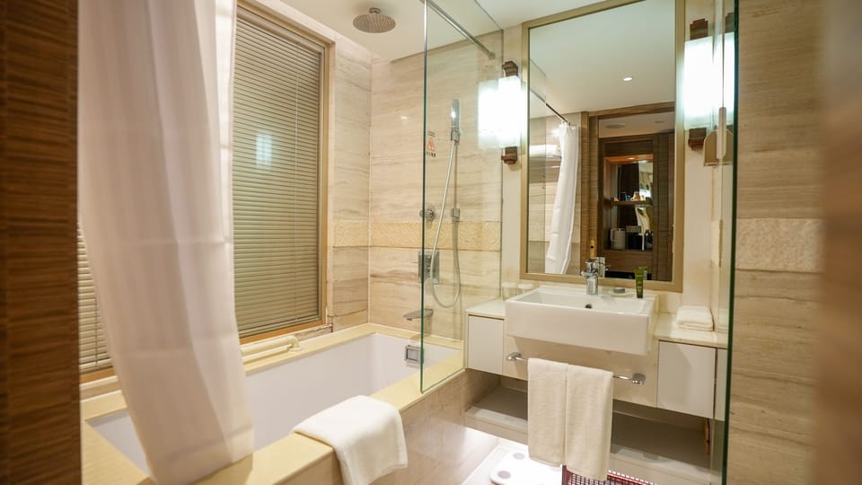 Business Twin Room, City View | Bathroom | Hair dryer, bathrobes, slippers, towels