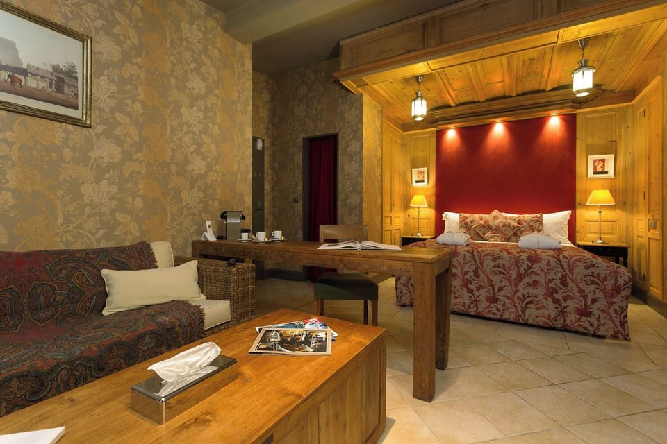 Chambre Cosy | In-room safe, individually decorated, soundproofing, iron/ironing board