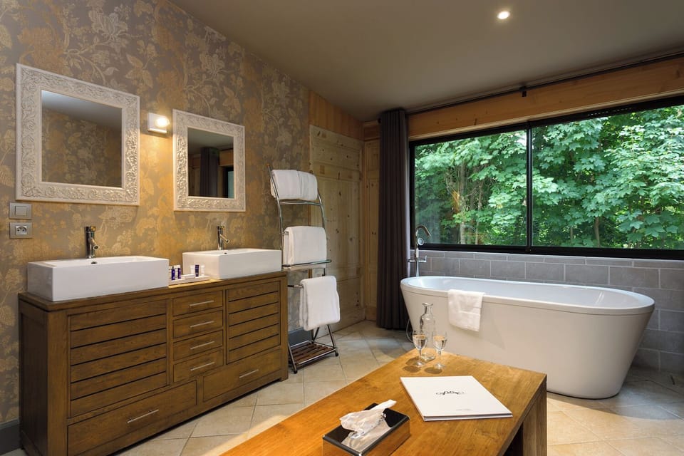Chambre Cosy | Bathroom | Hair dryer, slippers, towels