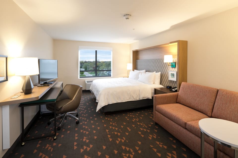 Standard Room, 1 King Bed with Sofa bed | Premium bedding, down comforters, pillowtop beds, in-room safe