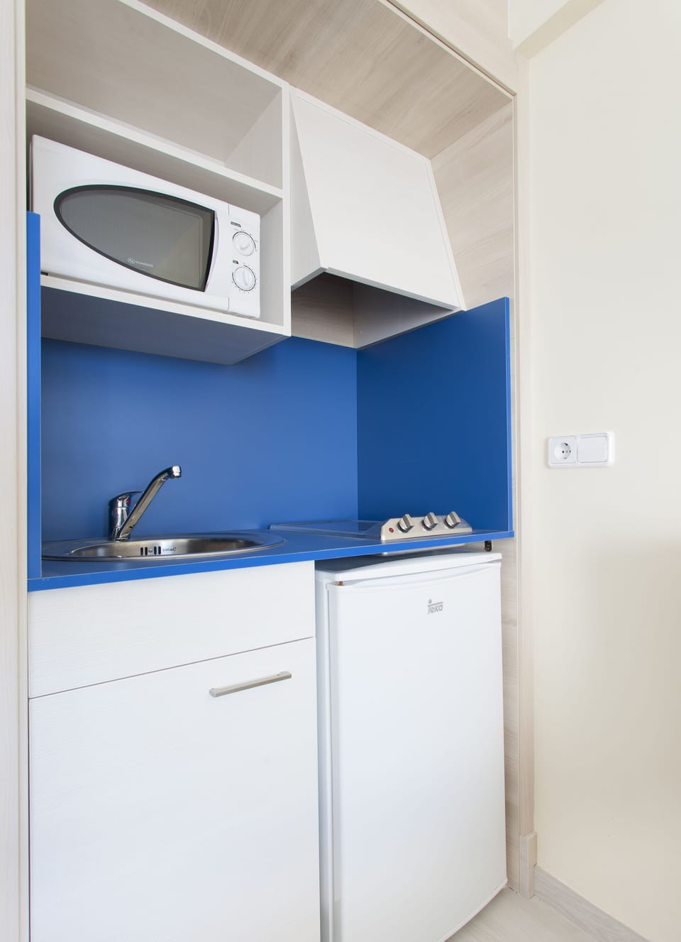 Fridge, electric kettle, toaster, cookware/dishes/utensils
