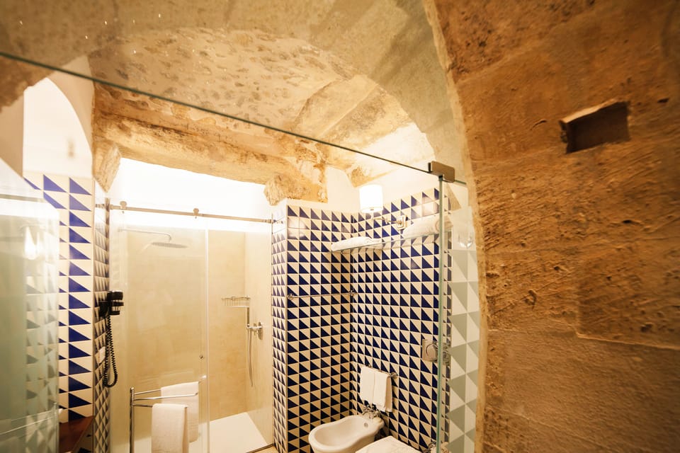  Large Family Room Connected Rooms (Junior Suite and Classic Room)  | Bathroom | Rainfall showerhead, free toiletries, hair dryer, towels