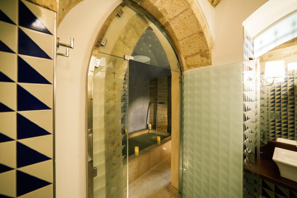  Large Family Room Connected Rooms (Junior Suite and Classic Room)  | Bathroom | Rainfall showerhead, free toiletries, hair dryer, towels
