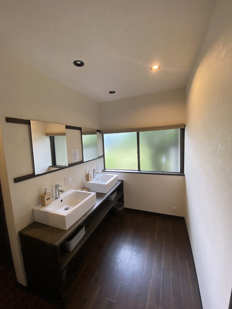 Shower, hair dryer, slippers, bidet