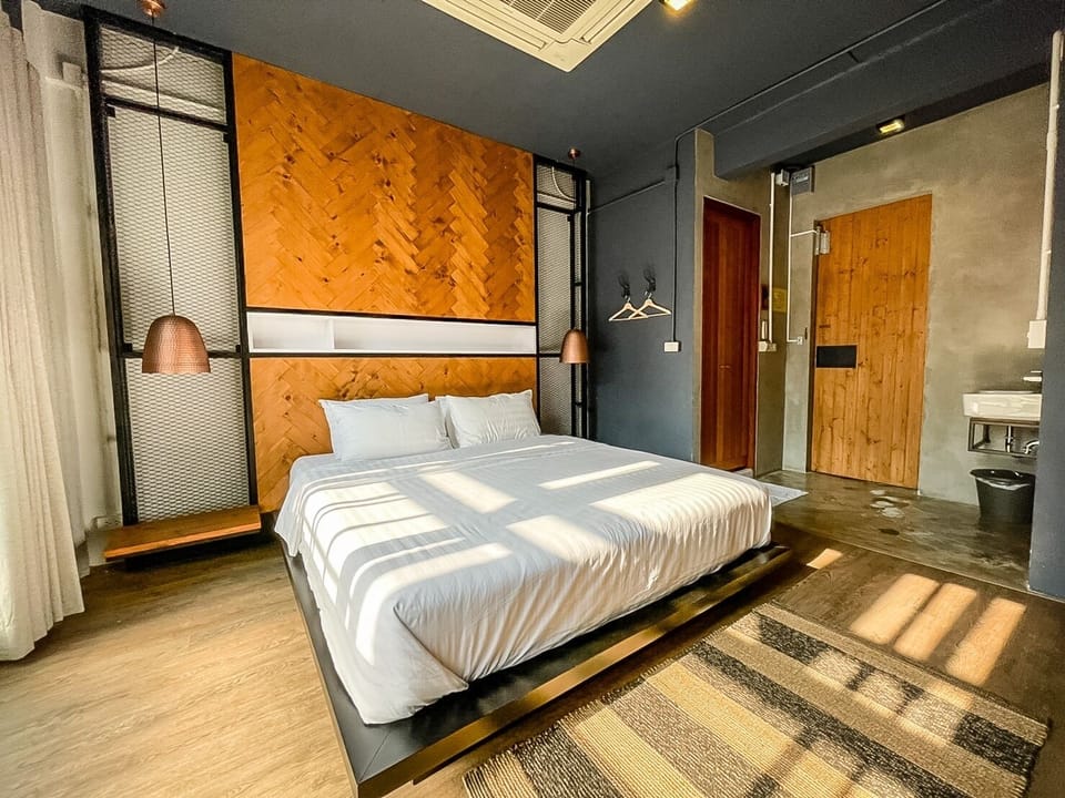King Size Bedroom | Desk, blackout drapes, WiFi (free), bed sheets
