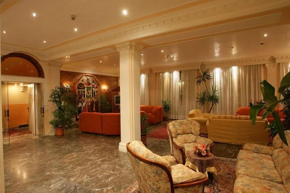 Lobby lounge