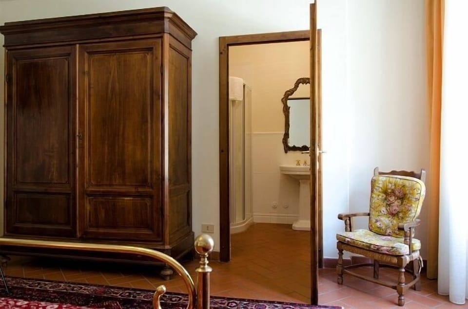 In-room safe, cribs (surcharge), WiFi (free), bed sheets