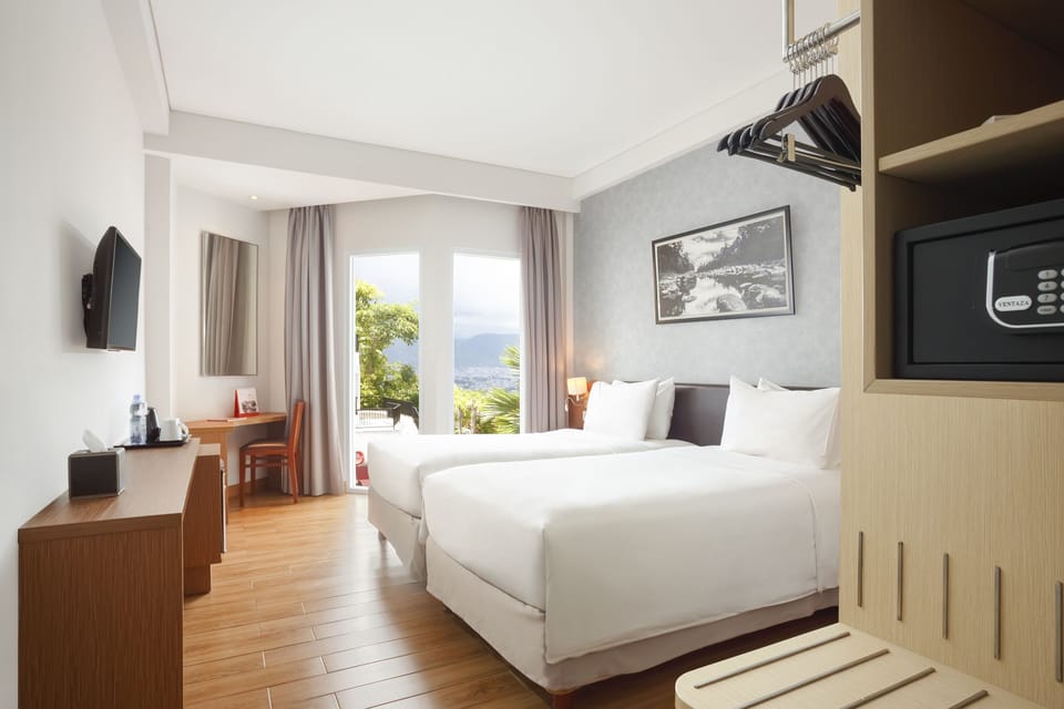 Premium bedding, down comforters, minibar, in-room safe