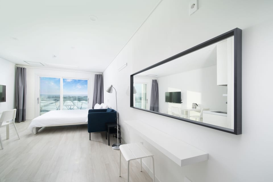 Deluxe Studio | Desk, blackout drapes, soundproofing, free WiFi