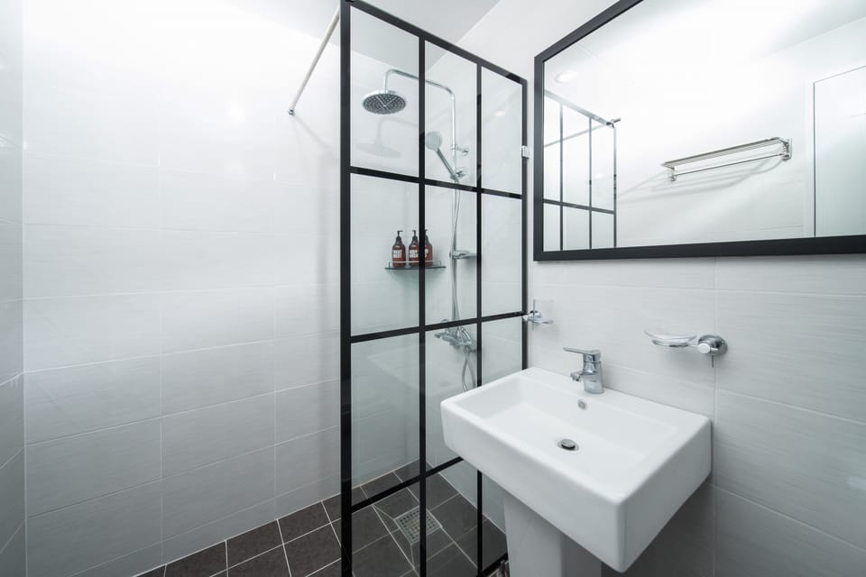 Deluxe Studio | Bathroom | Shower, free toiletries, hair dryer, slippers