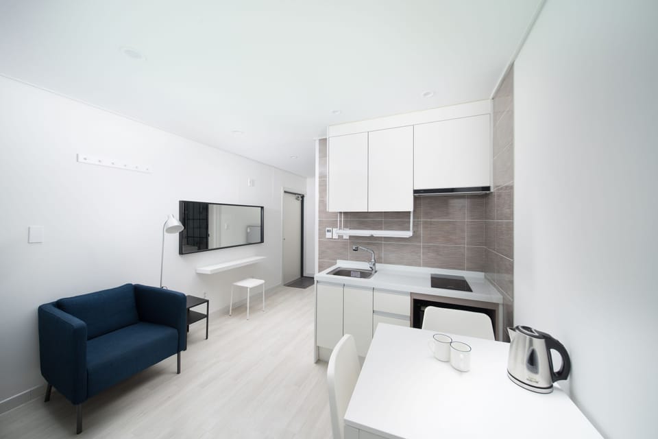 Deluxe Studio | Private kitchen | Fridge, microwave, stovetop, coffee/tea maker