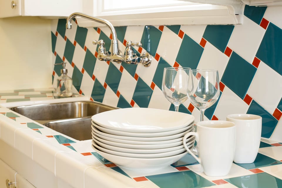 Kitchen - with dining for four (dishwasher-free)