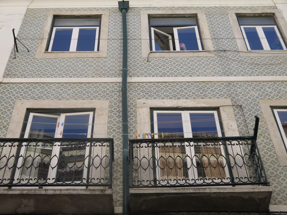 Typical & charming Lisbon building in safe & lively neighbourhood.