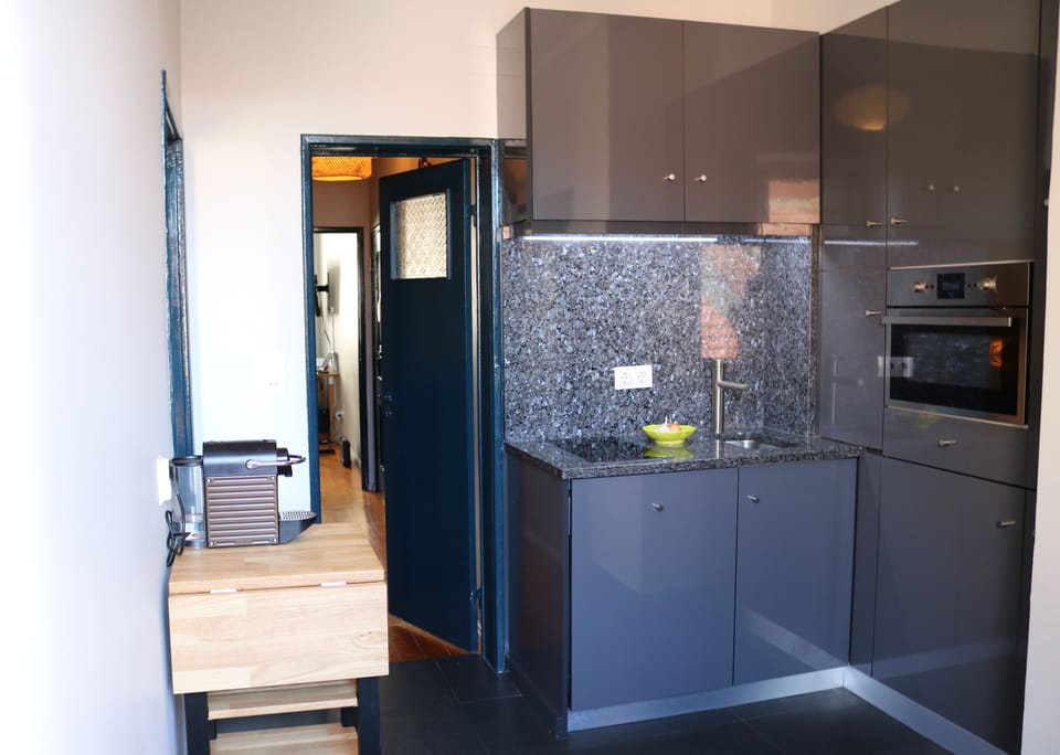 Brand new and fully equipped kitchen with granite bench tops & all appliances.