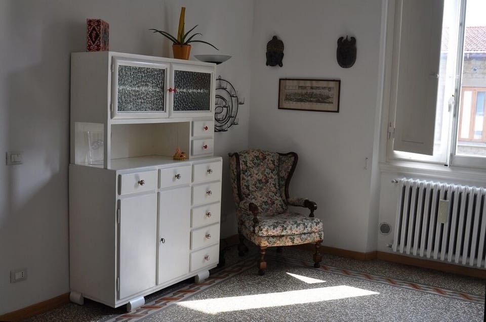 The typical Tuscan 'mettitutto' dating back to the '40s