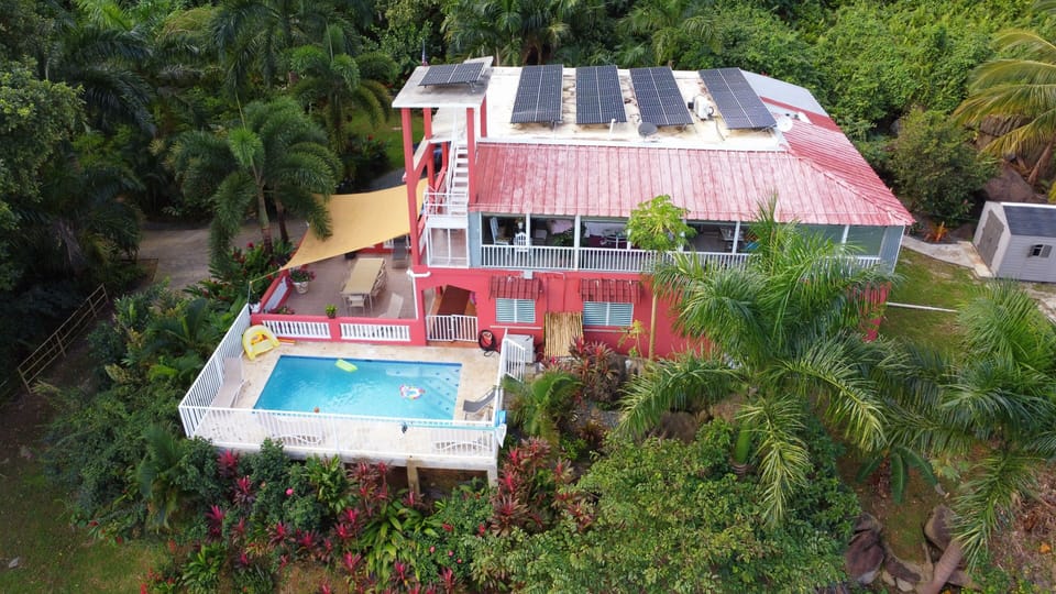 Secluded Family House in rainforest, mountainside private pool, 1 mile from PR3 