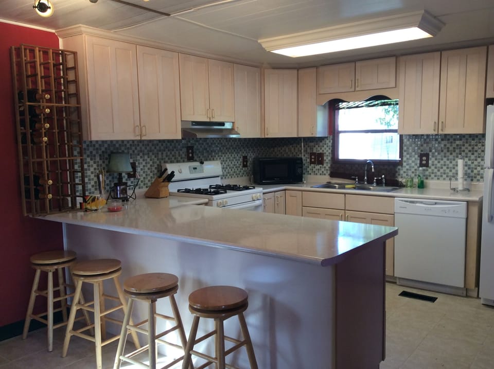 Fully equipped kitchen with seating, new appliances 