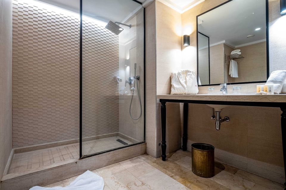 Combined shower/tub, designer toiletries, hair dryer, bidet