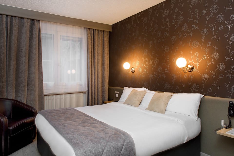 Executive Double Room | Premium bedding, in-room safe, desk, blackout drapes