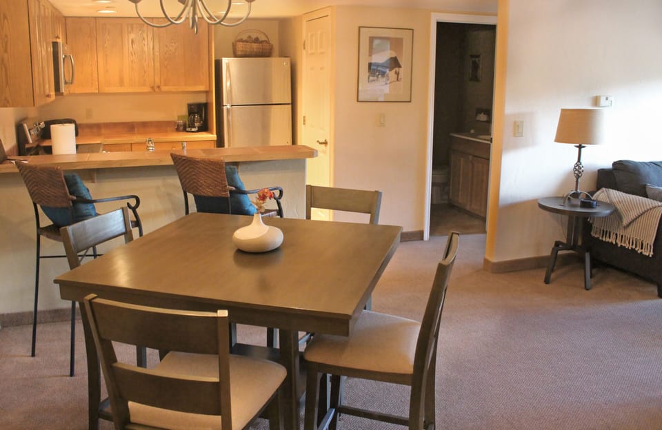 Dining table & breakfast bar. Seating for 6