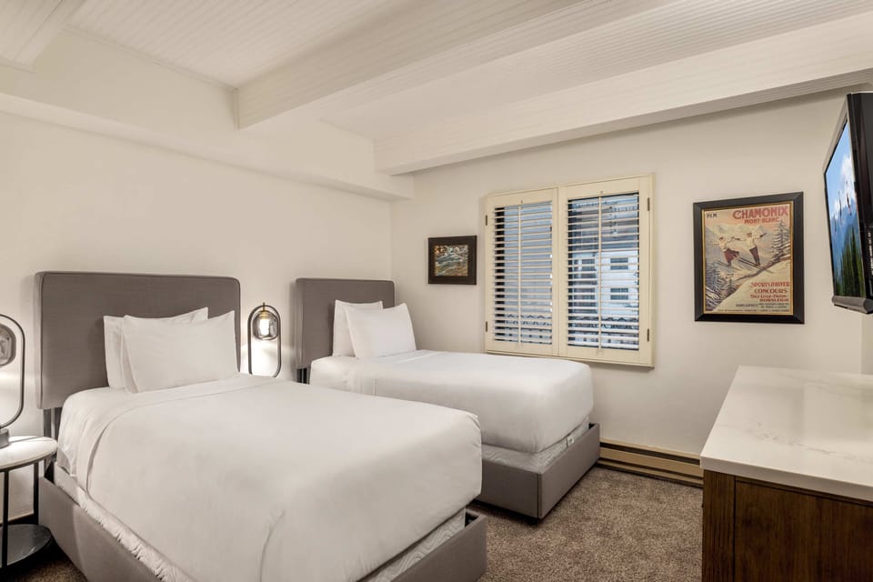 Bedroom with Twin Beds