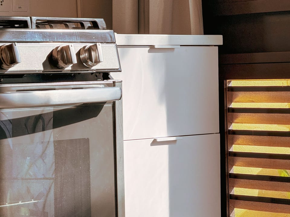 Fully equipped gas range with convection oven, perfect for preparing anything from a quick breakfast to a relaxed dinner at home.