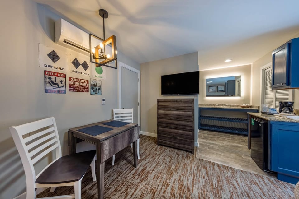 Queen Studio with Balcony | Pillowtop beds, blackout drapes, iron/ironing board, free WiFi