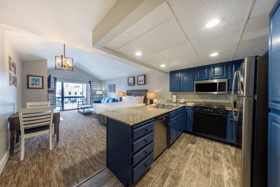 Junior Suite, 1 Queen Bed with Sofa Bed | Private kitchen | Microwave, stovetop, coffee/tea maker, toaster