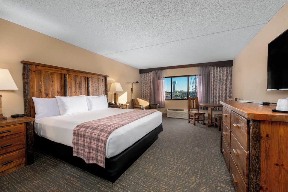 Classic Room, 1 King Bed | Desk, blackout drapes, iron/ironing board, free WiFi