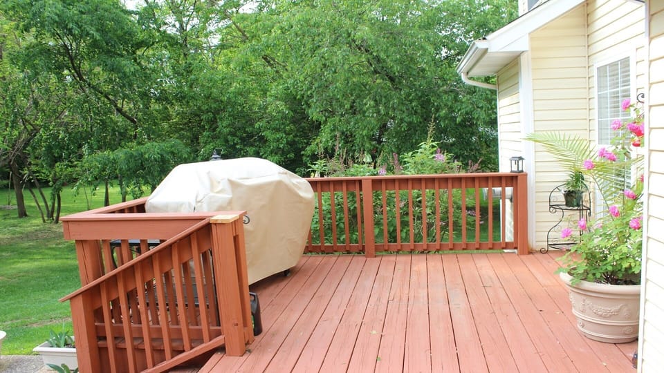 Deck with 4 burner gas grill 
