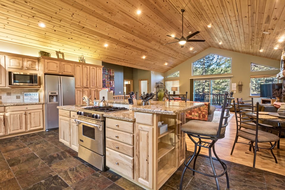 Beautiful and Spacious Chef Kitchen - JennAir Gas Oven/Range