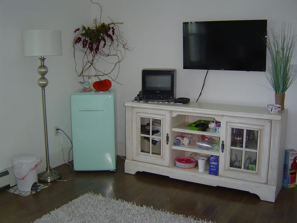 Rest of Kitchenette area and TV.