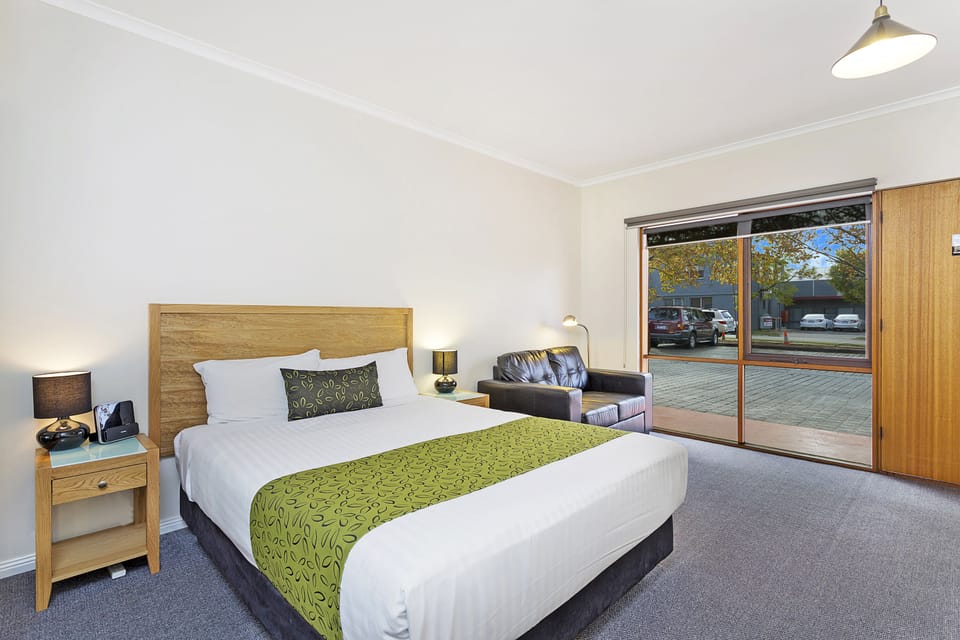 Deluxe Room | Premium bedding, pillowtop beds, minibar, blackout drapes