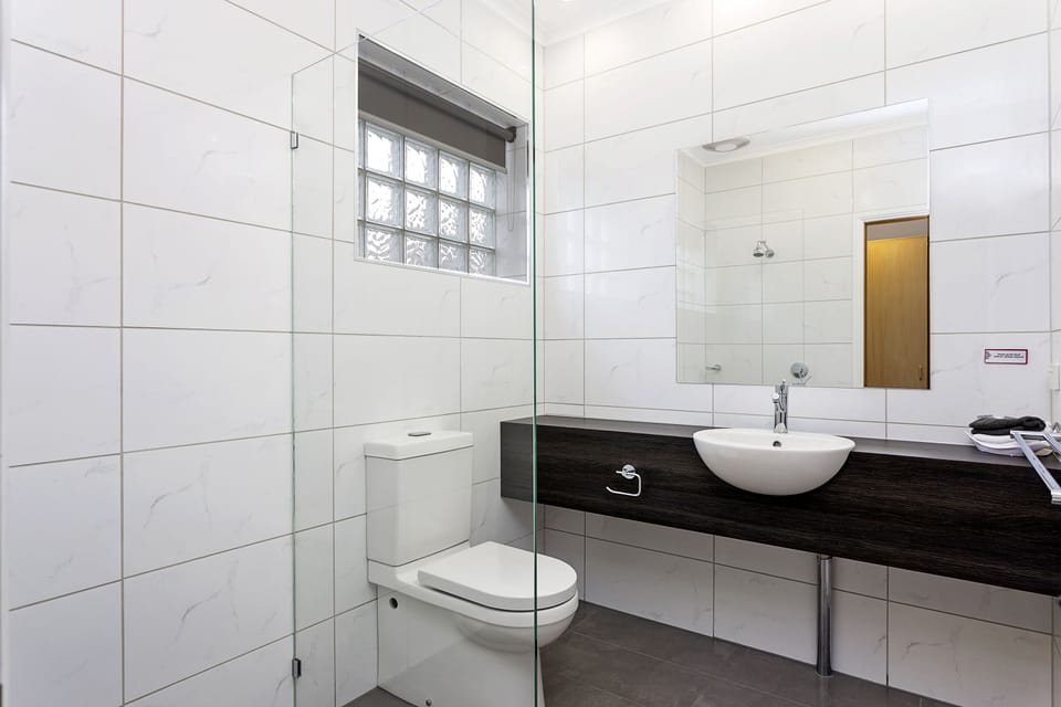 Deluxe Room | Bathroom | Shower, free toiletries, hair dryer, towels