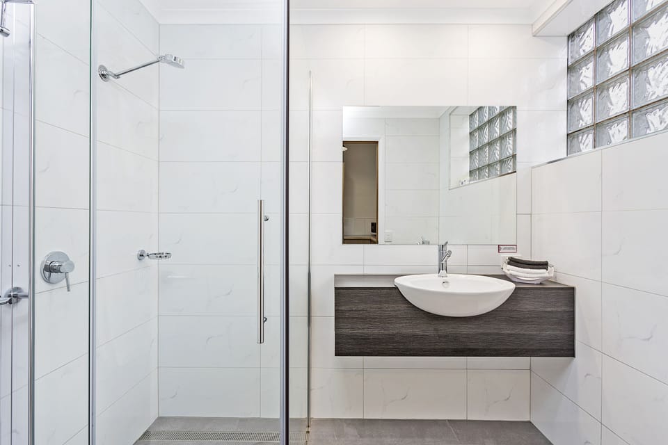 Executive Room | Bathroom | Shower, free toiletries, hair dryer, towels