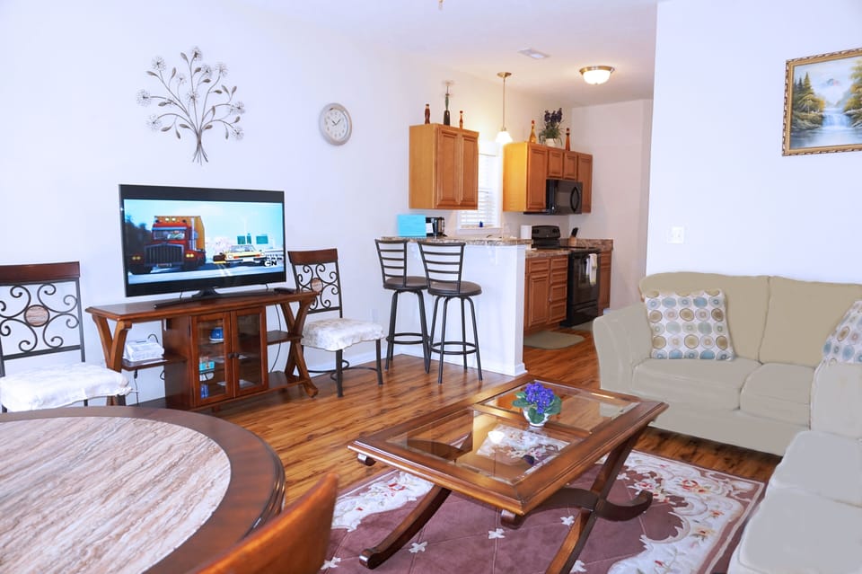 Living Room with 48' HDTV, Stand TV, High Speed Internet, WiFi