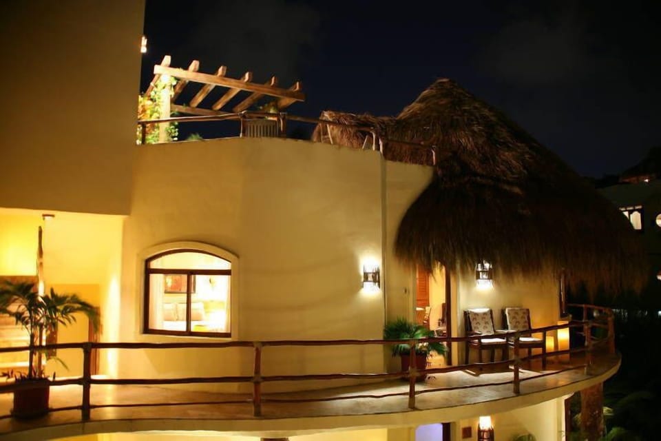 Front terrace and rooftop