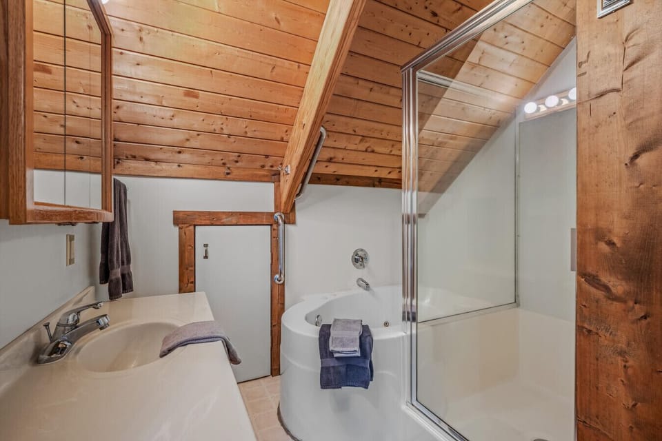 Connected bathroom with a jacuzzi!