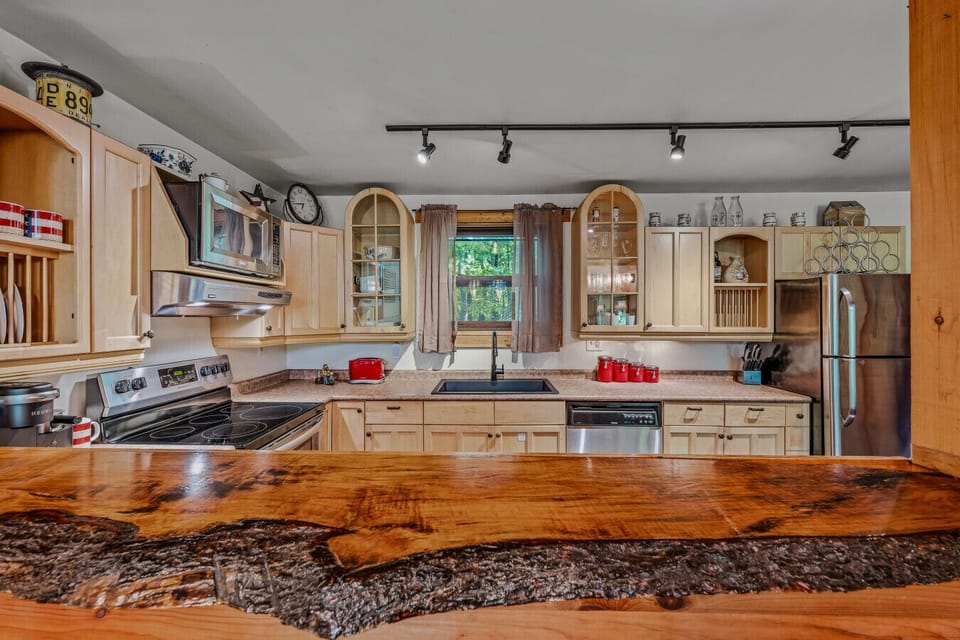 Full kitchen with breakfast bar.