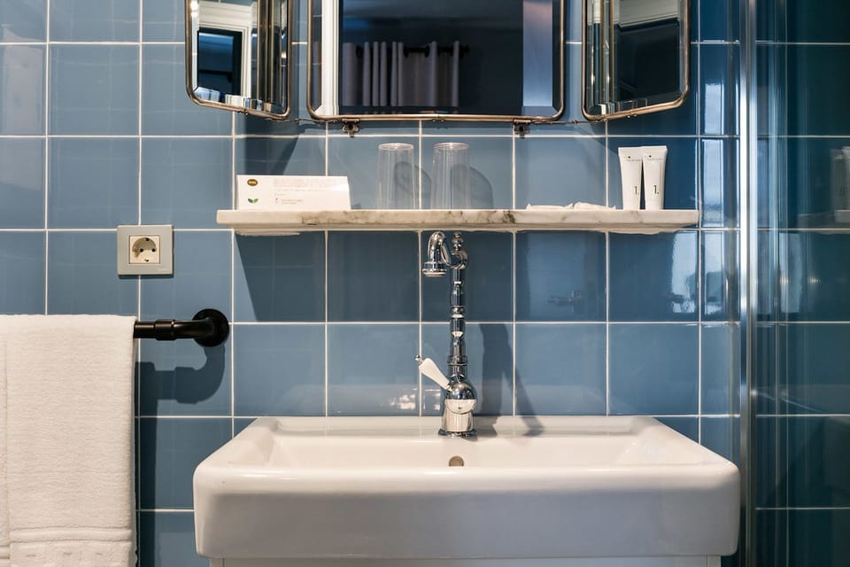 Shower, towels