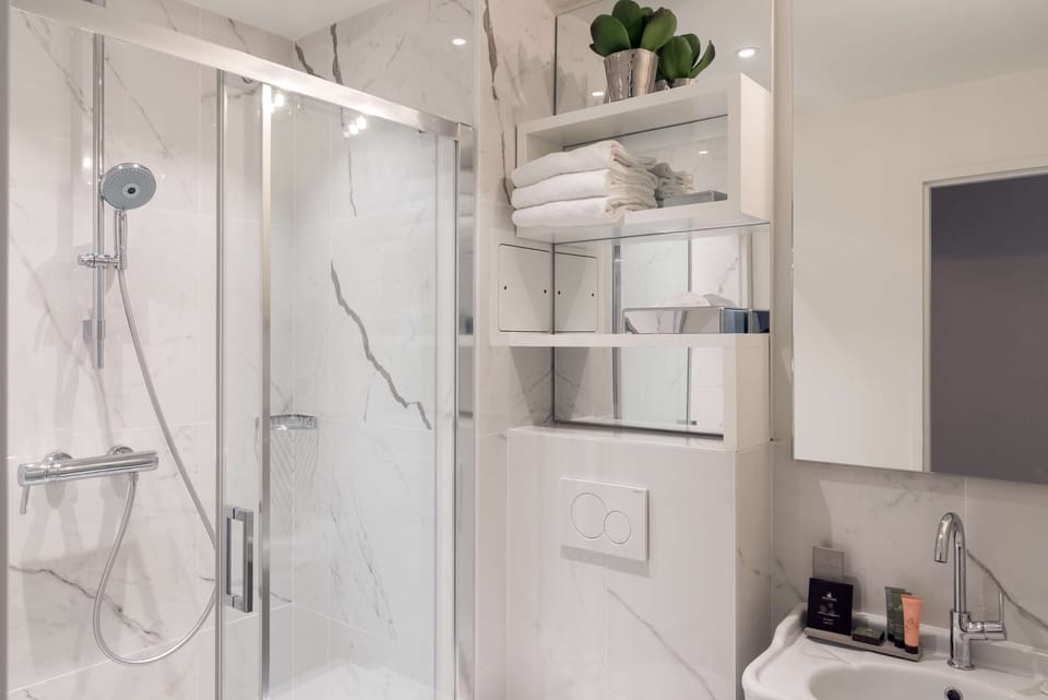 Privilege Room - Complimentary soft minibar, courtesy tray, digital press, fitness, sauna | Bathroom | Shower, free toiletries, hair dryer, towels