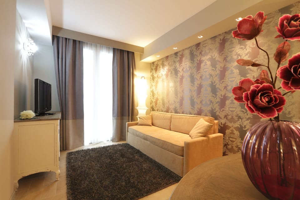 Suite Magnolia | Living area | 32-inch LCD TV with satellite channels, TV
